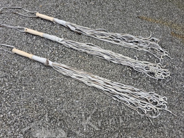 Lederpeitsche in Grau