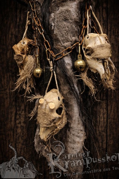 Urige Knochenschädel mit Karabiner