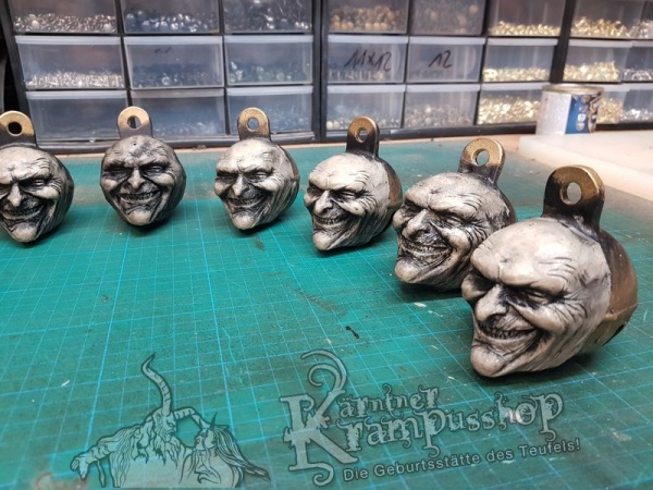 Hells Bells Schelle Krampus Grinser