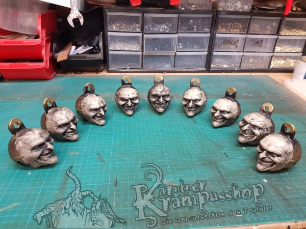 Hells Bells Schelle Krampus Grinser