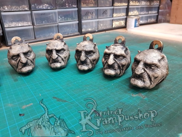 Hells Bells Schelle Alter Mann