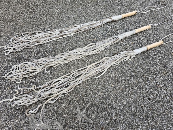 Lederpeitsche in Grau