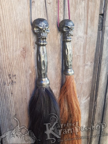 Pferdeschweif mit Stilgriff Skull