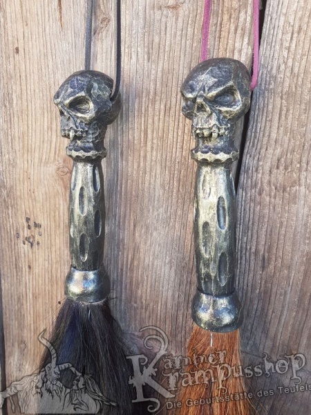 Pferdeschweif mit Stilgriff Skull