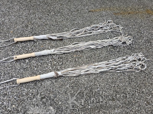 Lederpeitsche in Grau