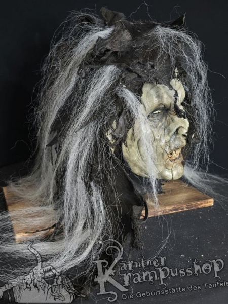 Kopffell Schwarz Fetzig mit Weißen Yaksträhnen