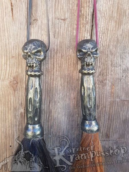 Pferdeschweif mit Stilgriff Skull