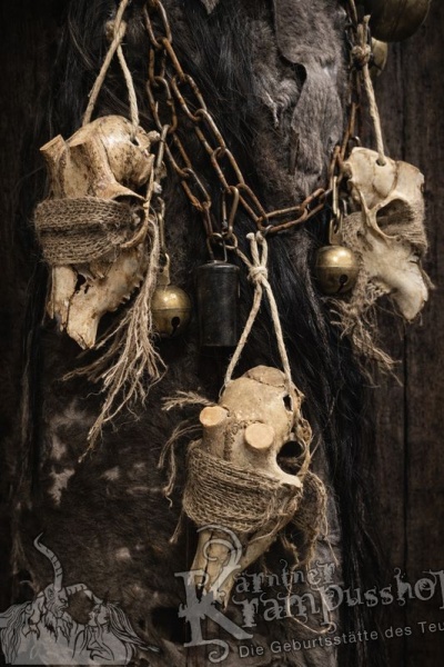 Urige Knochenschädel mit Karabiner