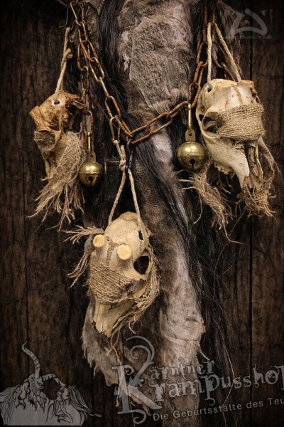 Urige Knochenschädel mit Karabiner