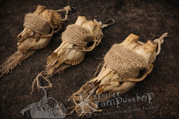 Urige Knochenschädel mit Karabiner