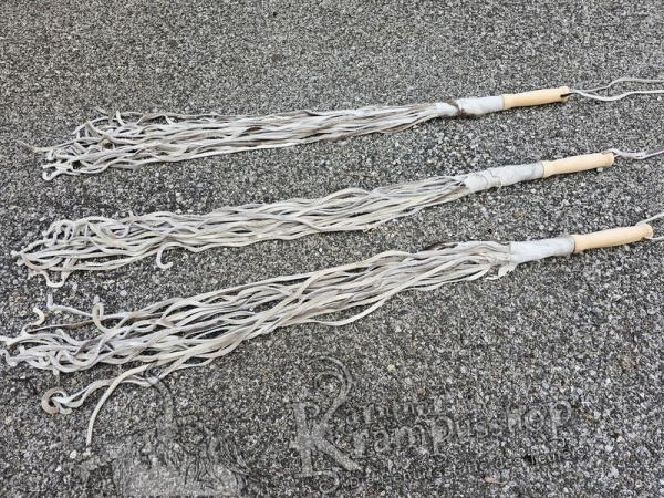 Lederpeitsche in Grau