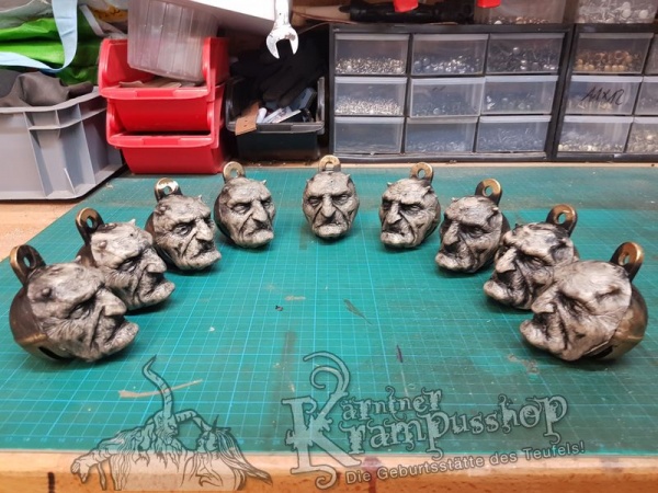 Hells Bells Schelle Alter Mann