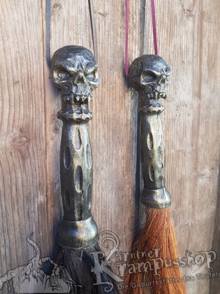 Pferdeschweif mit Stilgriff Skull