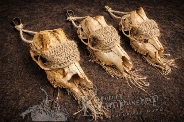 Urige Knochenschädel mit Karabiner