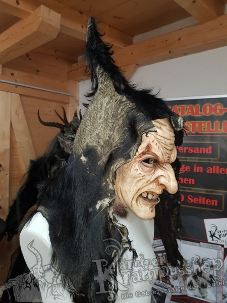 Spitzkaputze Schwarz rassiert