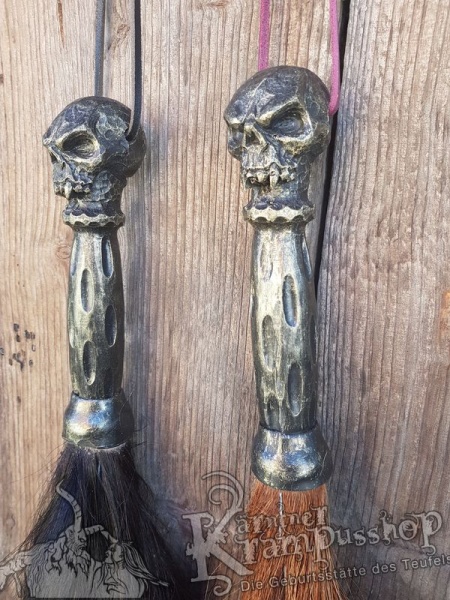 Pferdeschweif mit Stilgriff Skull