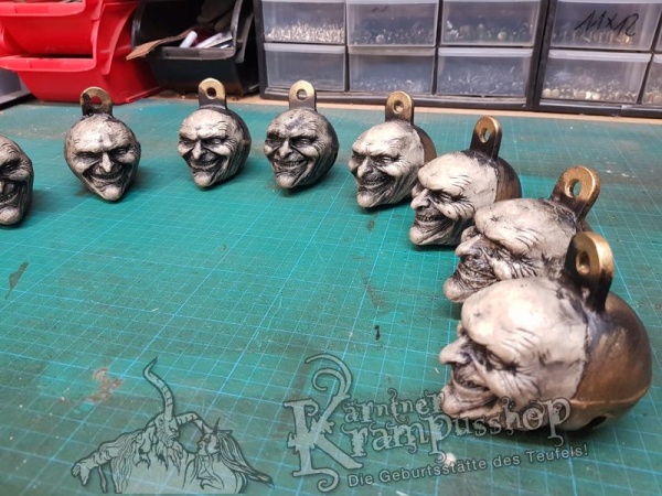 Hells Bells Schelle Krampus Grinser