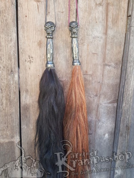 Pferdeschweif mit Stilgriff Skull