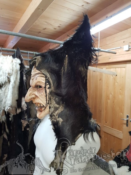 Spitzkaputze Schwarz rassiert