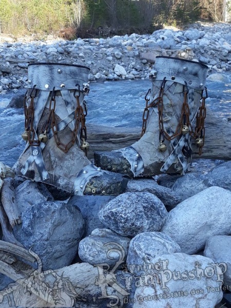 Krampusstiefel mit Kappen Grau Ledrig Antik