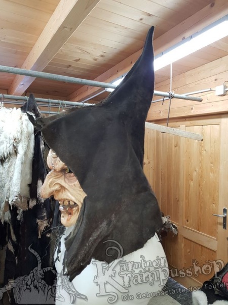 Spitzkaputze Schwarz Ledrig