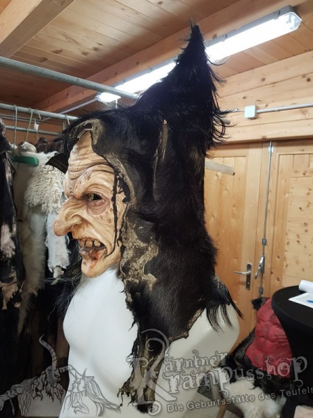 Spitzkaputze Schwarz rassiert