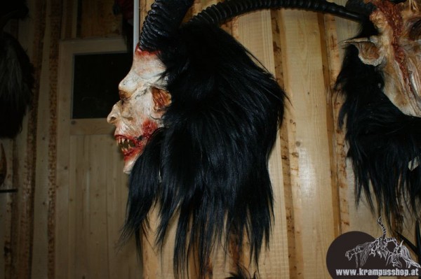 Kopffell Genäht Schwarz Gefärbt Langhaar Kaputzenschnitt