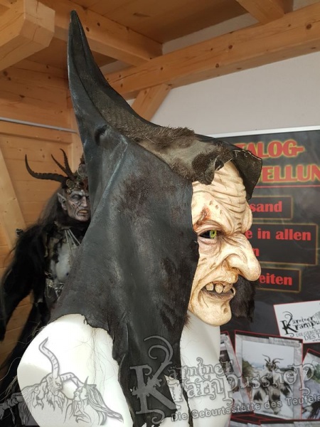 Spitzkaputze Schwarz Ledrig