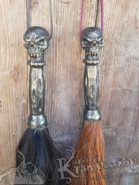 Pferdeschweif mit Stilgriff Skull