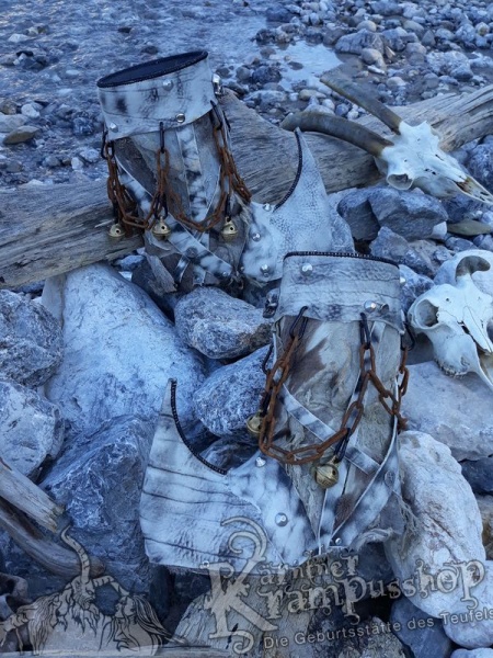 Krampusstiefel mit Spitzen Ledrig Grau Antik